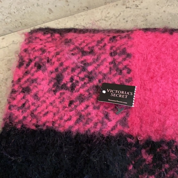 Victoria’s Secret Buffalo Check Fluffy Scarf - Picture 7 of 7